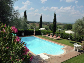 Rustic villa surrounded by sunflower fields and vineyards with private swimming pool, Cortona